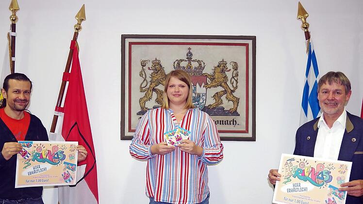 Von links: Andy Fischer (KJR Kronach), Lisa Gratzke (KOJA Landkreis Kronach) und stellvertretender Landrat Gerhard Wunder freuen sich über einen prall gefüllten Ferienpass 2020.  Foto: Heike Schülein