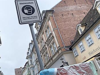 Maske, vorschriftsm&auml;&szlig;ig entsorgt in der Judengasse.