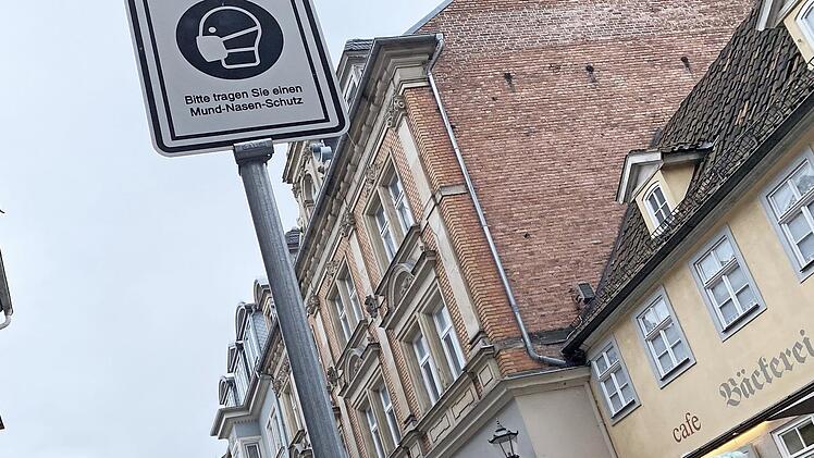 Maske, vorschriftsm&auml;&szlig;ig entsorgt in der Judengasse.