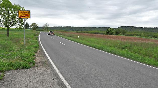 Rechts der Stra&szlig;e von Reckertshausen nach Friesenhausen soll ein neuer Radweg entstehen. Nach dem Hofheimer Stadtrat gab auch der Gemeinderat Aidhausen nun gr&uuml;nes Licht f&uuml;r den Bau.