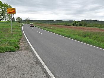 Rechts der Straße von Reckertshausen nach Friesenhausen soll ein neuer Radweg entstehen. Nach dem Hofheimer Stadtrat gab auch der Gemeinderat Aidhausen nun grünes Licht für den Bau.