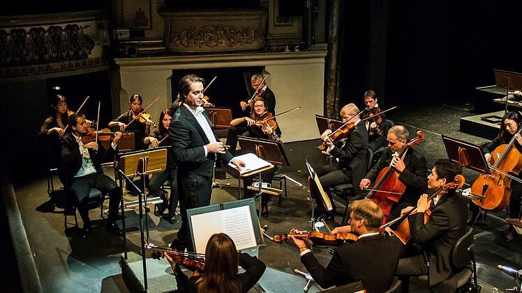 'Impressionen vom Sinfoniekonzerte "All'italiana" im Landestheater Coburg. Am Dirigentenpult stand Coburgs neuer Generalmusikdirektor Daniel Carter.Foto: Jochen Berger