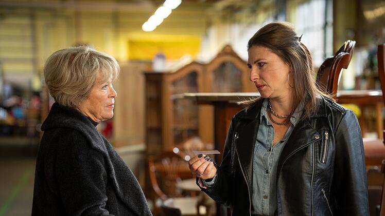 Kriminalhauptkommissarin Anna Springer (Rita Russek, links) gibt Denise J&auml;hnig (Lisa Jopt) eine Visitenkarte.