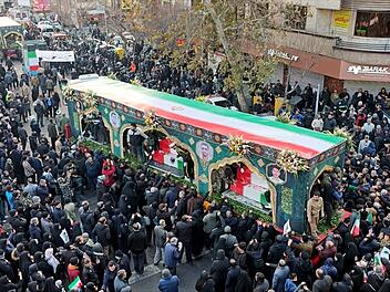 Tausende verfolgten die gro&szlig;e staatlich verordnete Beerdigung der "M&auml;rtyrer" nach den Unruhen im Januar 2026 in Teheran.