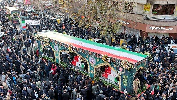 Tausende verfolgten die gro&szlig;e staatlich verordnete Beerdigung der "M&auml;rtyrer" nach den Unruhen im Januar 2026 in Teheran.