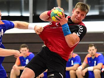 Beachtlicher Auftritt in Rimpar: Spielertrainer Margots Valkovskis mit dem HSC Bad Neustadt. Foto: Anand Anders