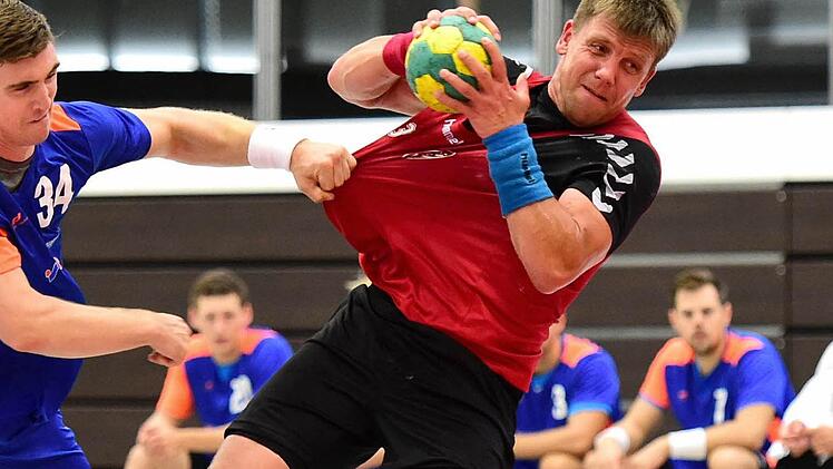 Beachtlicher Auftritt in Rimpar: Spielertrainer Margots Valkovskis mit dem HSC Bad Neustadt. Foto: Anand Anders