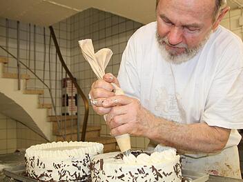 Familientradition: Seit fast 50 Jahren steht Ferdinand Vogler in der Backstube in Schondra. Foto: Ulrike Müller