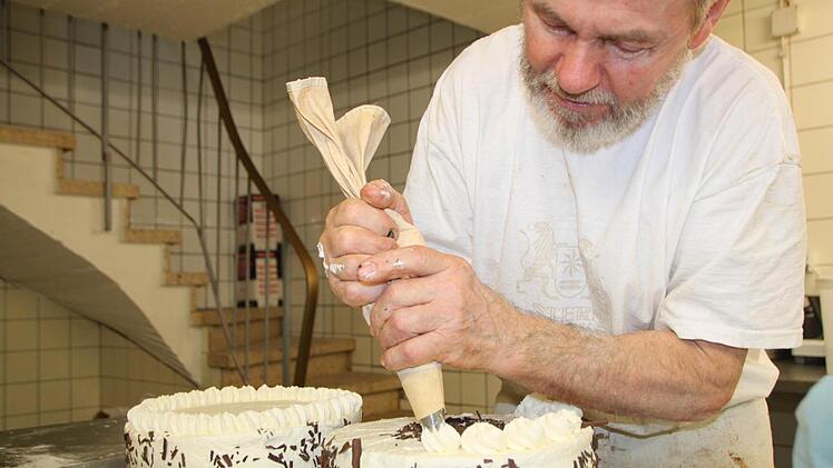 Familientradition: Seit fast 50 Jahren steht Ferdinand Vogler in der Backstube in Schondra. Foto: Ulrike Müller