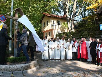 Gerald Brehm, Rainer Scheckenbach, Carsten Wiese und Georg Plätzer enthüllen das "Gipfelkreuz”.  Foto: see