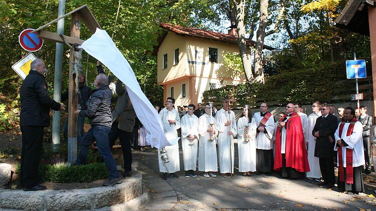 Gerald Brehm, Rainer Scheckenbach, Carsten Wiese und Georg Plätzer enthüllen das "Gipfelkreuz”.  Foto: see