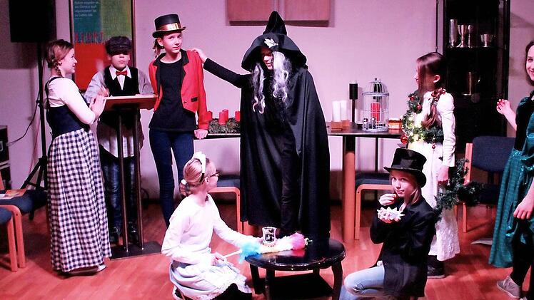 Anna-Lena Auer, Matthes Apelt, Marina Schott, Lena und Lars Jendritzki, Lena Mönius, Vanessa Schott und Tamara Lober bei einer Probe für die Weihnachtsaufführung Foto: privat