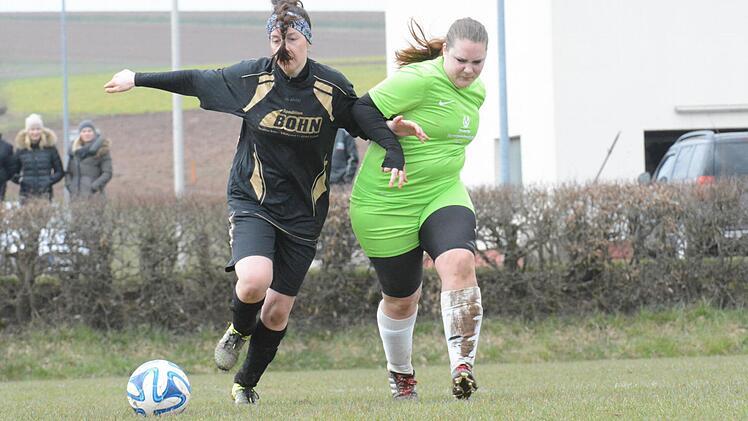 Haarige Sache: Tina Baumgartner (links, MSV Modlos) und Rebecca Wießner (rechts, SG Schönderling/Thulba). Foto: ssp
