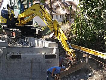An den Brücken wird mit Hochdruck gearbeitet. Foto: H. Beudert