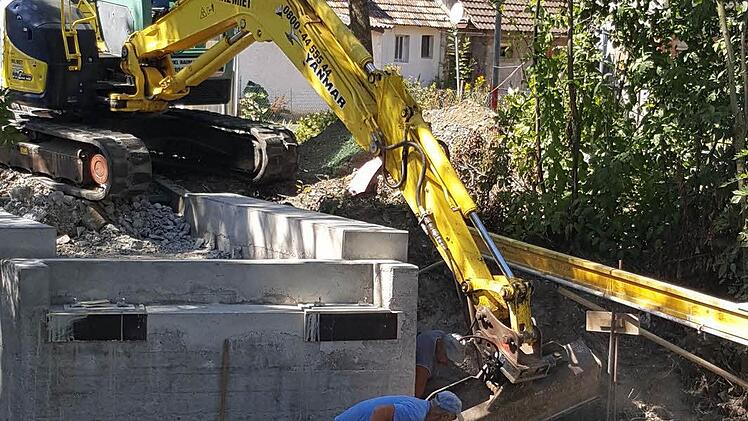 An den Brücken wird mit Hochdruck gearbeitet. Foto: H. Beudert