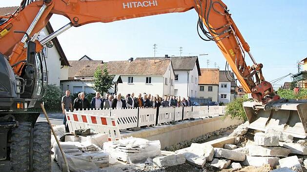 B&uuml;rgermeister und Praktiker informierten sich in Weigelshofen &uuml;ber die Bandbreite des Hochwasserschutzes. Foto: Sylvia Hubele