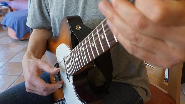 Mit seiner Gitarre in der Hand kommen Bernd Heckel die meisten Inspirationen f&uuml;r seine Musik. Foto: Tina Meier