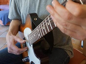 Mit seiner Gitarre in der Hand kommen Bernd Heckel die meisten Inspirationen für seine Musik. Foto: Tina Meier