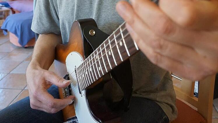 Mit seiner Gitarre in der Hand kommen Bernd Heckel die meisten Inspirationen für seine Musik. Foto: Tina Meier