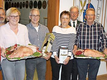 Preisverteilung und Proklamation von Saukönig und Königin des Jedermannschießens (von links): Horst Zinner, 3. Schützenmeister Michael Staar, Jedermannkönigin Steffi Dressel, Christian Wachter, Christine Staar, 1. Schützenmeister Reinhold Wolf, Saukönig Emil Müller und Karin Effenberger  Foto: K.-H. Hofmann