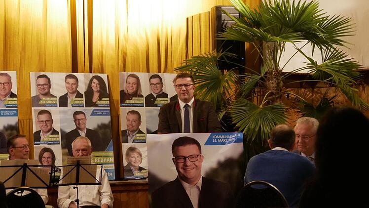 Der OB-Kandidat der CSU, Wolfgang Rebhan, hält seine Rede hinter einem Plakat, das sein Porträt zeigt. Foto: Manja von Nida