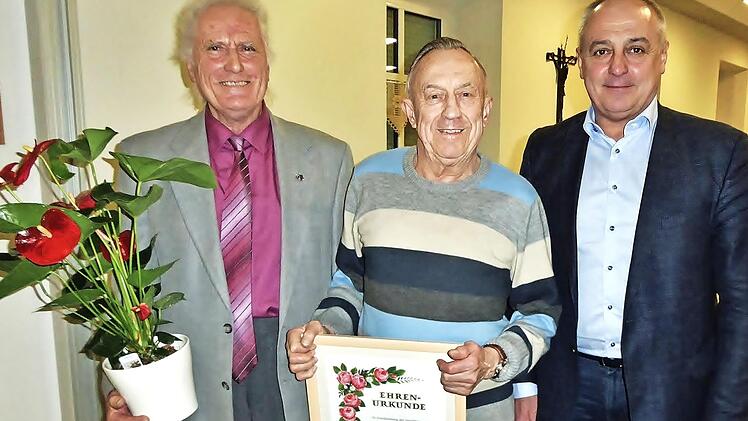 Zum Dank f&uuml;r seine jahrzehntelange Treue ernannte der Gartenhobbyverein Helmut Rebhan (Mitte) zum Ehrenmitglied. Vorsitzender Kerling (links) und B&uuml;rgermeister H&uuml;mmer gratulierten.  Foto: Bernd Kleinert