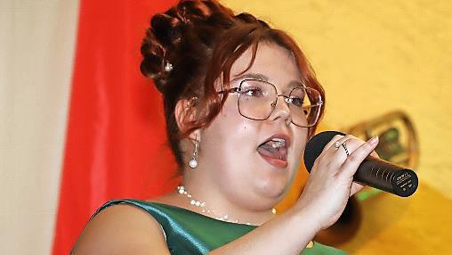 Wie eine große Operndiva performte Sopranistin Theresa Dauer „Time to say goodbye“.