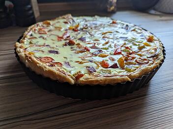 Goldgelb gebacken und innen fluffig lecker ist die vegetarische Bl&auml;tterteig-Quiche.