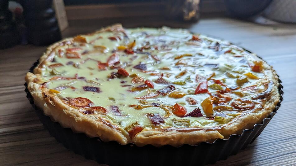 Goldgelb gebacken und innen fluffig lecker ist die vegetarische Blätterteig-Quiche. Goldgelb gebacken und innen fluffig lecker ist die vegetarische Blätterteig-Quiche.