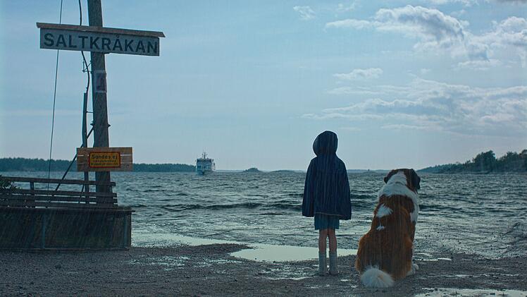 Tjorven (Vega &Aring;hman) und ihr Hund Bootsmann warten gespannt auf die F&auml;hre aus Stockholm. Ob sich an Bord wohl ein paar Kinder befinden?