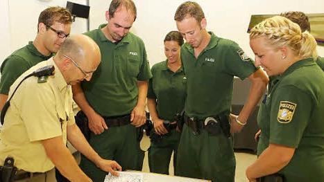 Einsatzleiter Gerald Storath erläutert den Beamten der Bereitschaftspolizei die Einsatzgebiete.