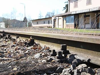 Der Bahnhof Bad Brückenau liegt verwaist da. Seit dem Jahr 2005 ist die Strecke stillgelegt. Foto: Ulrike Müller