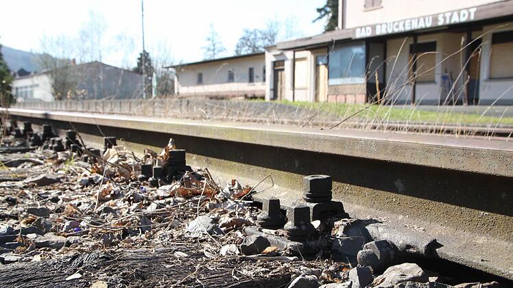Der Bahnhof Bad Brückenau liegt verwaist da. Seit dem Jahr 2005 ist die Strecke stillgelegt. Foto: Ulrike Müller