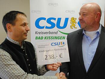 Vom Vorsitzenden zum Vorsitzenden: Wilfried Helfrich (CSU-Ortsverband) übergab Jürgen Sulzer (Johannisverein) einen Scheck über 238 Euro. Foto: Evelyn Schneider