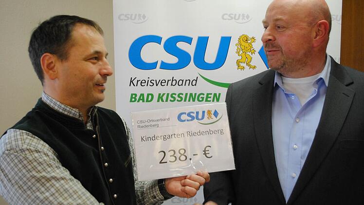 Vom Vorsitzenden zum Vorsitzenden: Wilfried Helfrich (CSU-Ortsverband) übergab Jürgen Sulzer (Johannisverein) einen Scheck über 238 Euro. Foto: Evelyn Schneider