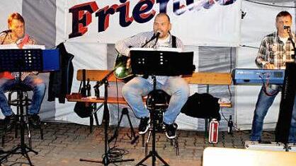 Im Zelt am Kettlerhaus sorgte das Trio "Friends" mit Oldies, Schlager und Evergreens für tollte Stimmung.