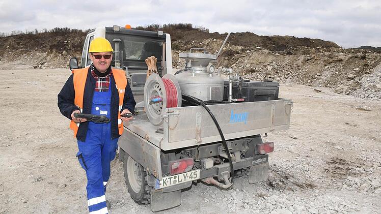 Jetzt bereitet Erich Volkamer die Sprengung vor. Foto: Ronald Rinklef