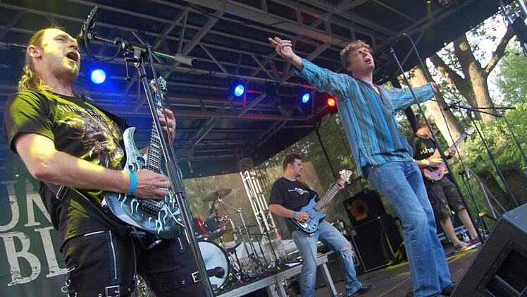 Melodiöser Power Metal von den Coburger Urgesteinen Calice ´n´Crown. Satter Sound, perfekte Umsetzung. Foto: Rolf Krebs