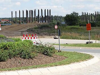 Am Kreisverkehr in Breitengüßbach steht nur noch das Gerippe der Behelfsbrücke, die hier eineinhalb Jahre lang die Bahnbaustelle querte.Alle Fotos: Hans Kurz