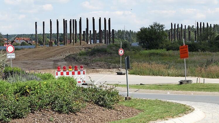 Am Kreisverkehr in Breitengüßbach steht nur noch das Gerippe der Behelfsbrücke, die hier eineinhalb Jahre lang die Bahnbaustelle querte.Alle Fotos: Hans Kurz