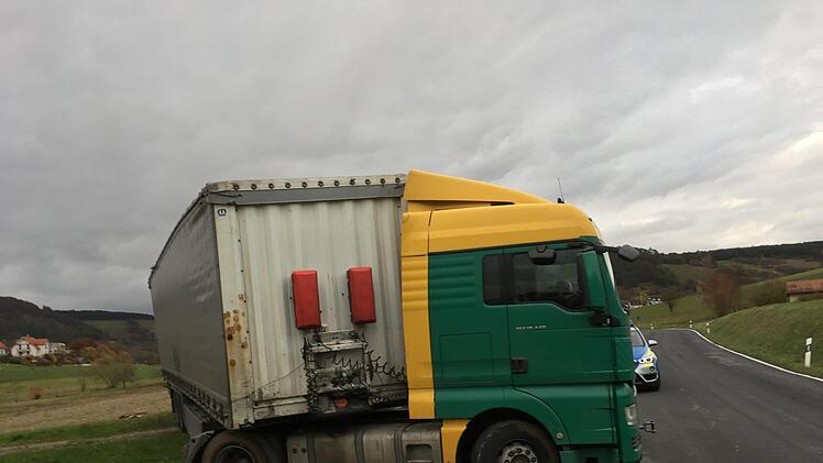 Zwischen Euerdorf und Sulzthal hat am Montagvormittag ein Lkw-Fahrer seinen Laster im Feld neben der Straße festgefahren. Foto: Ralf Ruppert