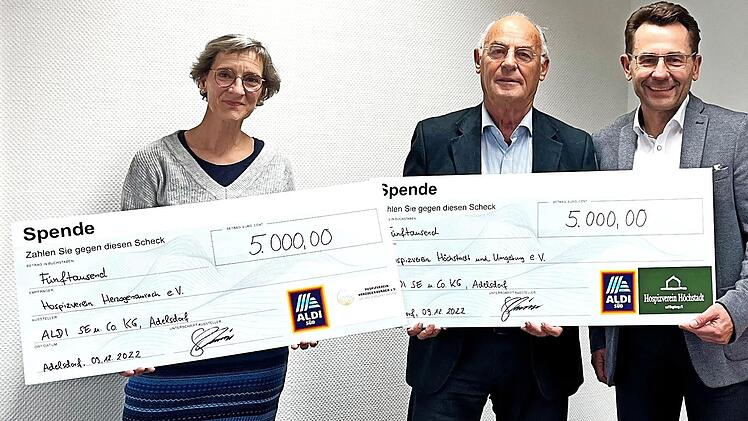 Die Vorsitzende der Hospizvereine Bettina Quandt und Hans-Joachim Laugwitz sowie Markus Steinbrenner, Managing Director der Aldi-Süd-Regionalgesellschaft Adelsdorf bei der Spendenübergabe