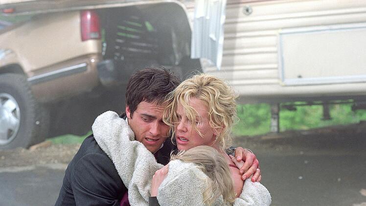 Nach Stunden der Angst ist die Familie wieder vereint: Karen (Charlize Theron, rechts), Will (Stuart Townsend) und Abby (Dakota Fanning).