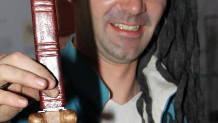 Warum die Waffe wohl Hodendolch heißt?