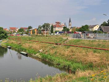 Fahranf&auml;nger landet fast in Hafenbecken