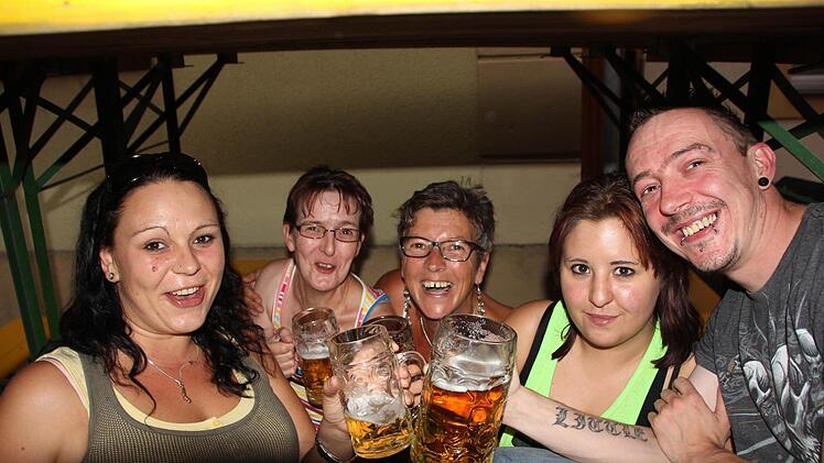 Findige Festbesucher bauten sich ein Schutzdach aus Bänken.Foto: Eckehard Kiesewetter