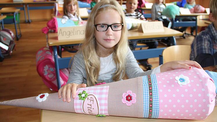 Frieda hat von ihrer Mutter Sandra Müller eine besonders schöne selbstgemachte Schultüte gekommen.