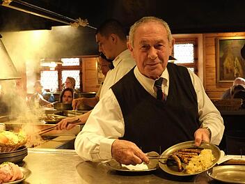 Senior-Chef Werner Behringer am Grill im Bratwursthäusle mitten in der Nürnberger Altstadt. Foto: Nikolas Pelke