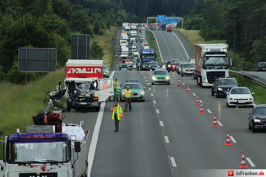 Kleinlaster fährt auf Lkw auf