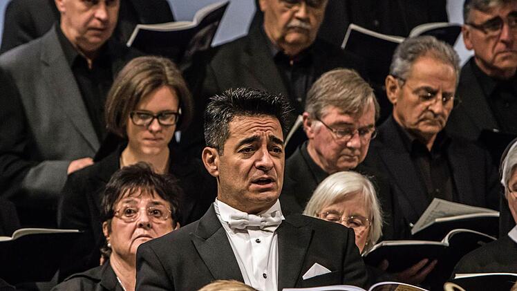 Begeisterten Beifall gab es am Ende für die Aufführung von Rossinis "Stabat Mater" in der Coburger Morizkirche: Diego Cavazzin (Tenor).Foto: Jochen Berger